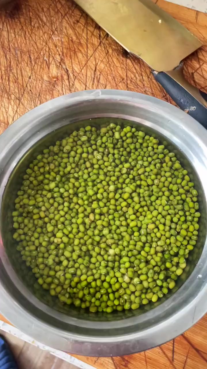 煮解热绿豆汤的窍门:不用自来水,冷藏绿豆,加柠檬汁