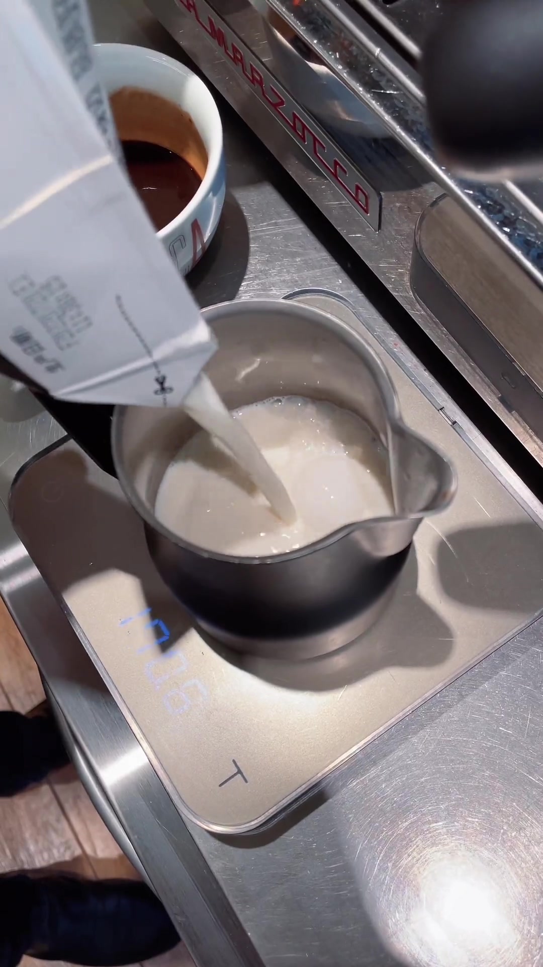 今天分享咖啡店的热巧克力是如何制作的