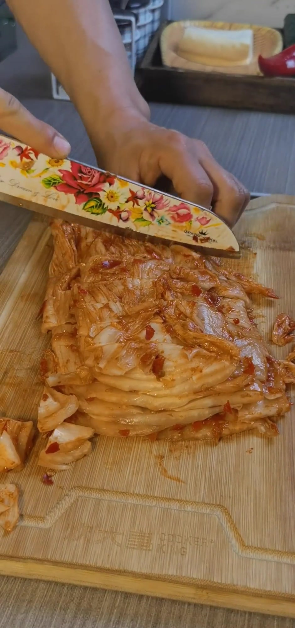 朴金哥今天又带来一道延边美食,韩式辣白菜豆腐,这可是韩食馆的名菜,赶快跟着我做起来吧