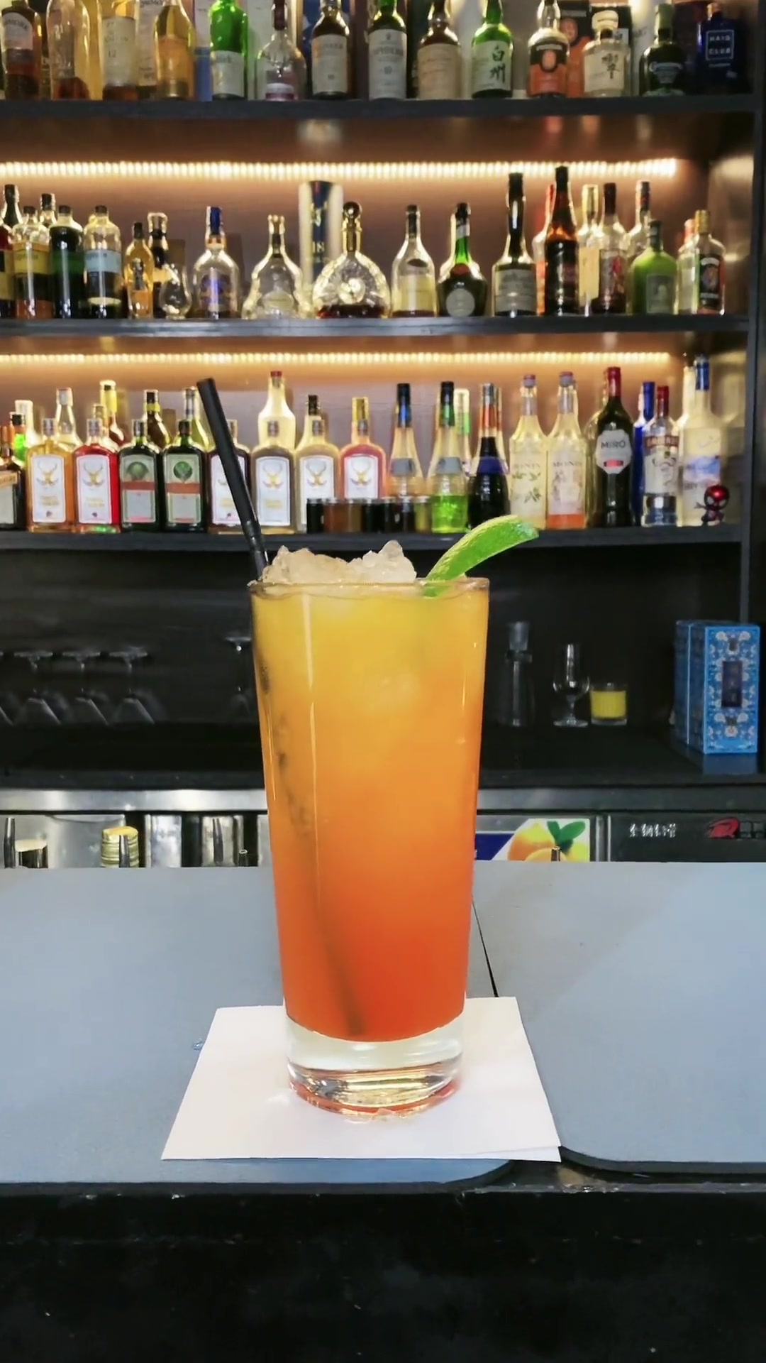 《龙舌兰日出》酒精度适中水果口味鸡尾酒中的颜值担当关键是容量大呀一杯能喝到酒吧打烊省钱？