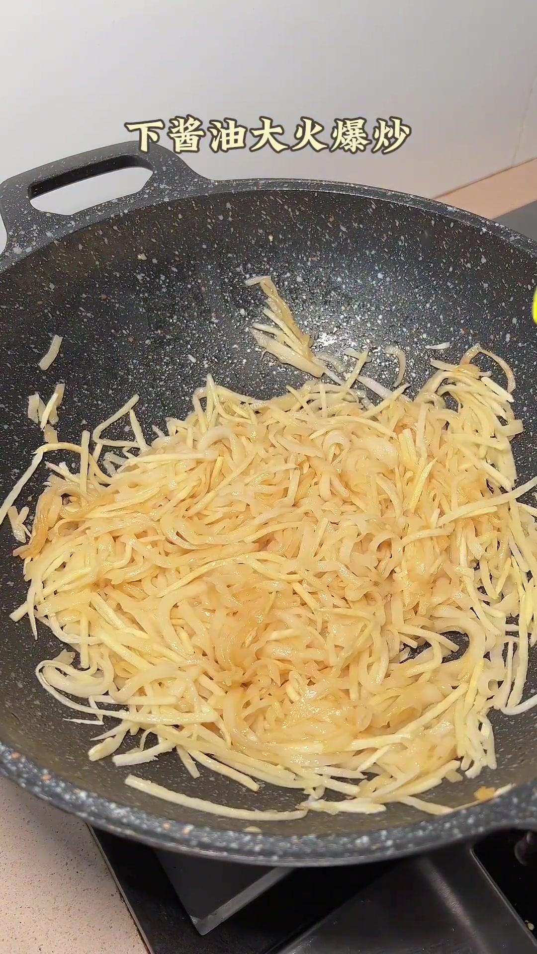 牛肉炒粿条你们就吃得多了,搭配笋更加鲜甜,快去试试太好吃了