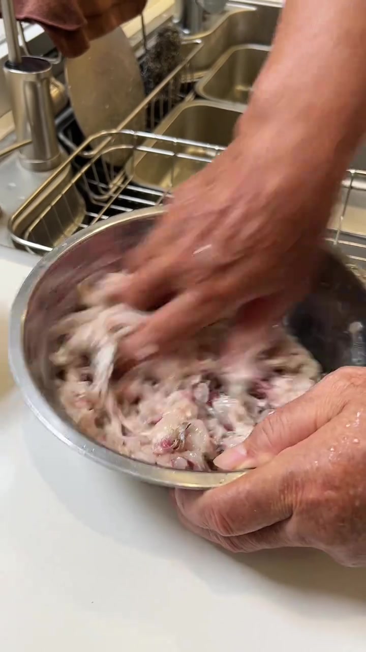 特色豉汁蒸鲮鱼,起肉打鱼丸,围一圈蒸鱼骨,这下酒菜太顶了!