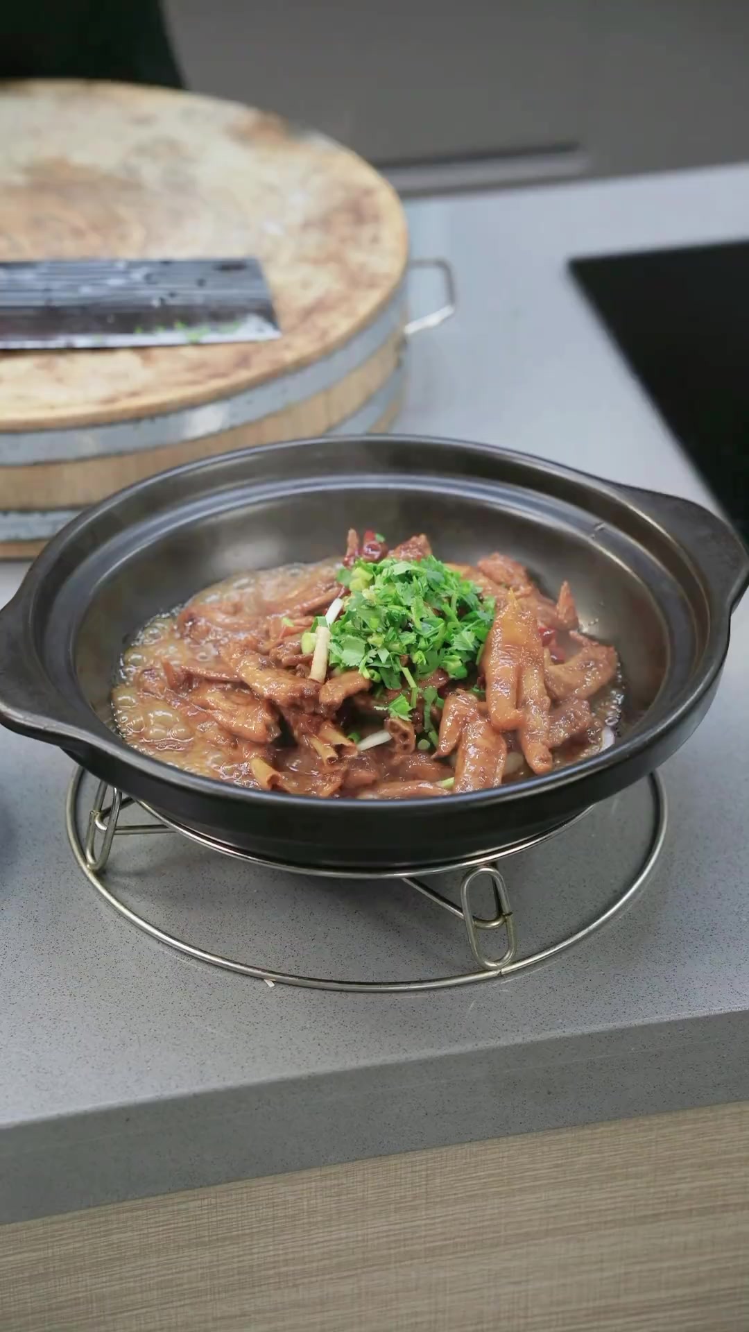 鸡爪烧翅尖,这道菜真的很好吃。红烧的做法,下酒又下饭,爱好美食的朋友不要错过哦