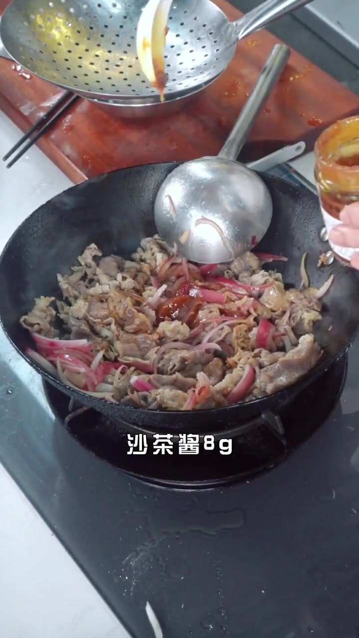 沙爹牛肉饭,牛肉口感鲜嫩有弹性,配上咸甜的沙爹酱,真的超级下饭!
