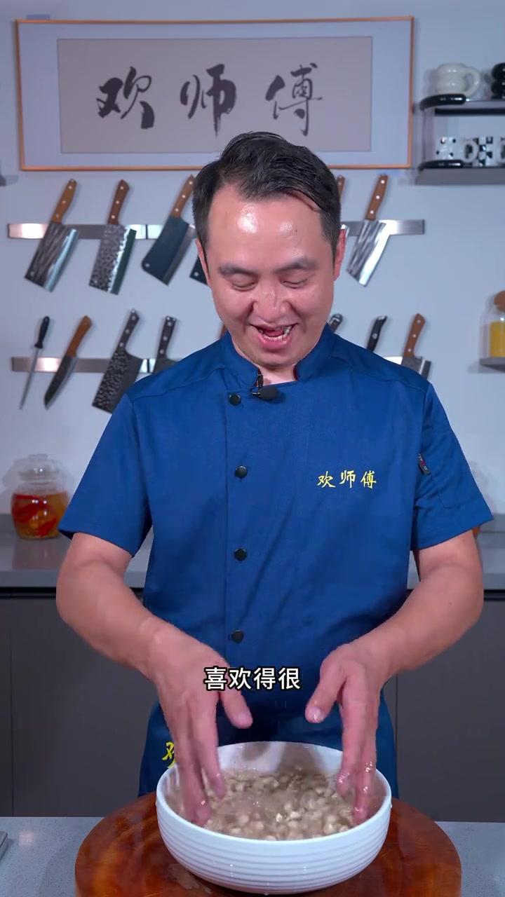 花生米不要拿来油炸了，像我这样做一道凉拌花生米，酸辣脆爽，巴适的板