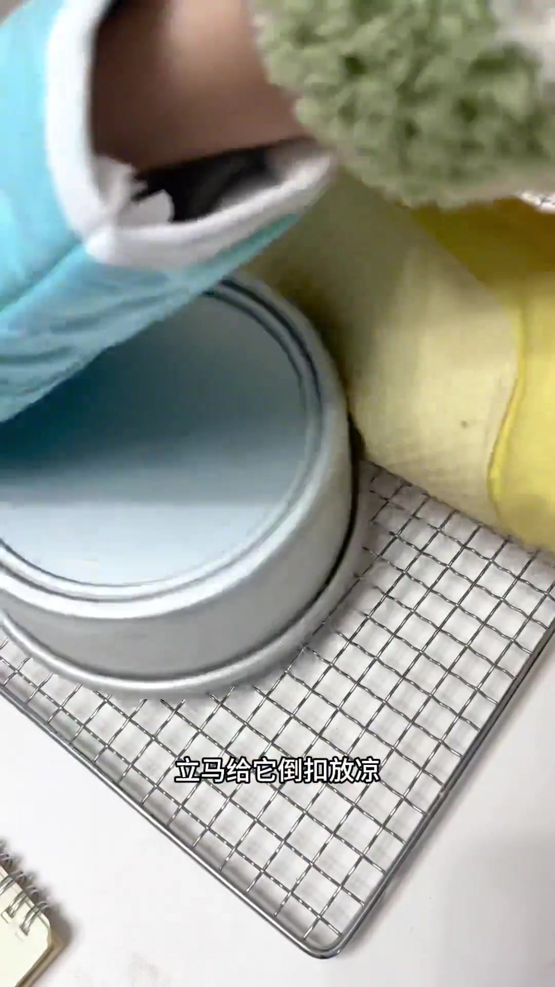 新手友好!爆浆草莓小蛋糕,做戚风就能成