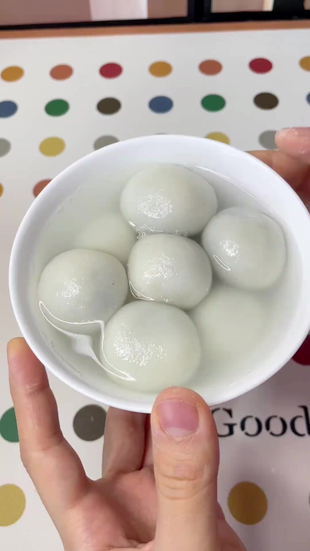 快冬至了，在家自制黑芝麻汤圆，做法简单，不会破不漏馅，皮软糯好吃，馅料甜而不腻，比外面的好