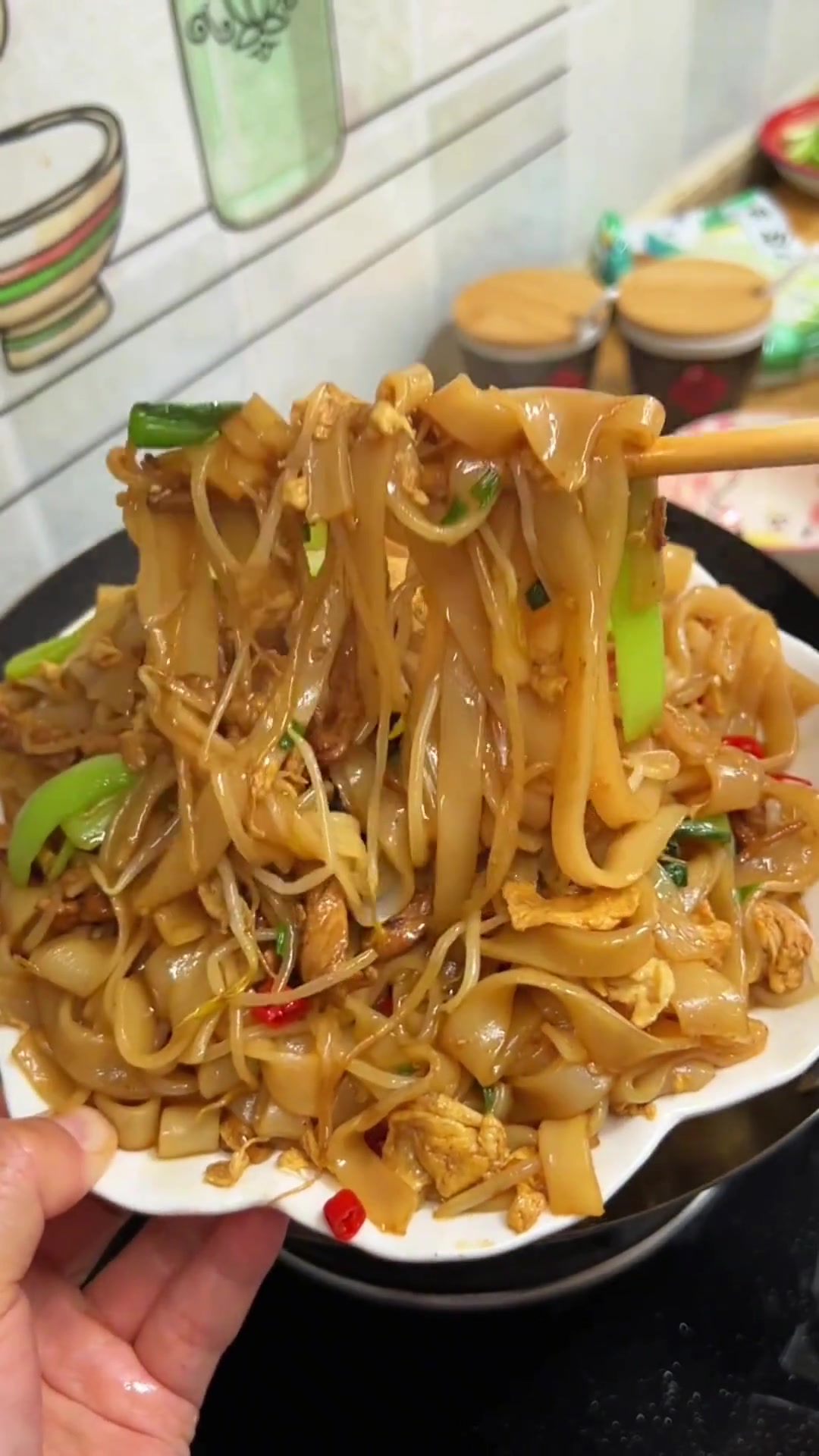 不知道吃啥试试这个肉丝鸡蛋炒河粉几分钟就搞定口感爽滑劲道又好吃