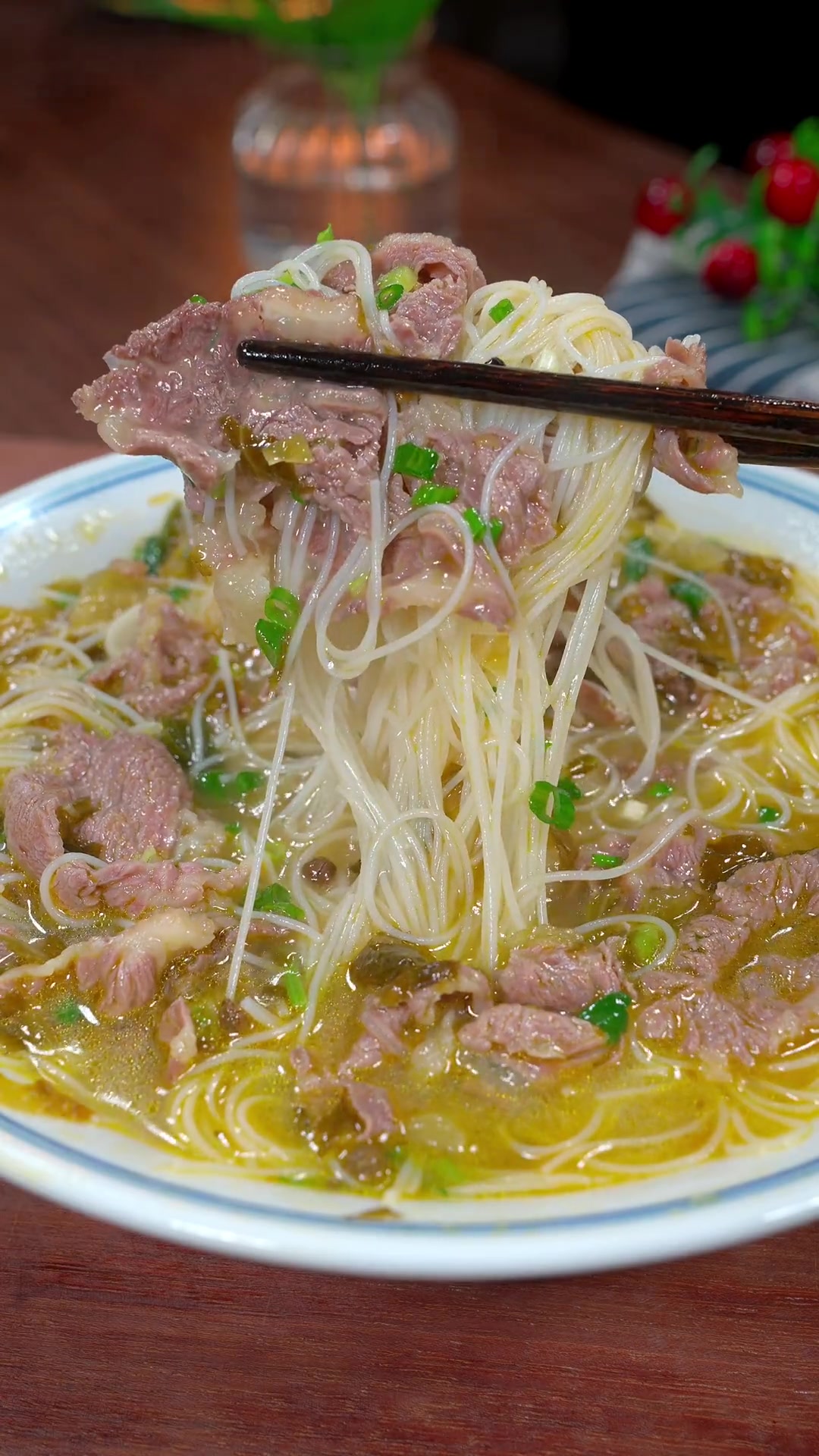 每天早上我给3个孩子做酸菜牛肉粉,简单营养又好吃