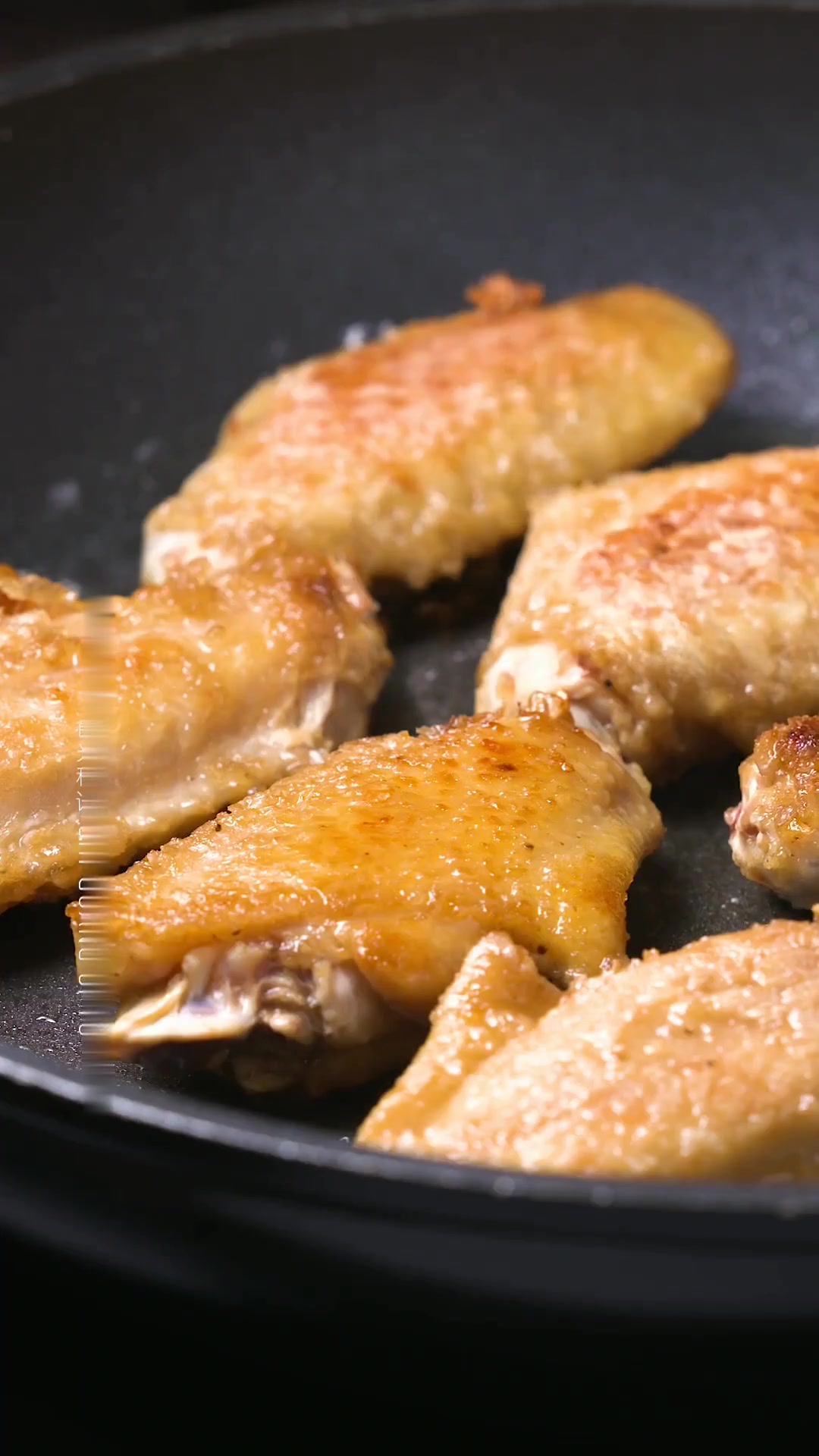 腌一腌，煎一煎，抄一抄！吮指蒜香黄油鸡翅就出锅了！好吃到停不下来的那种！