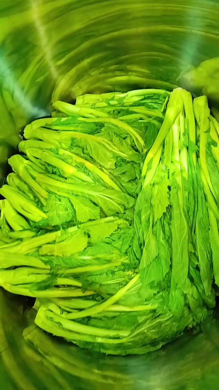 青菜尖洗干净晒干水份，厨具一定要用开水烫一下，菜尖一层一层放在大桶里压实，锅中水烧开直接浇