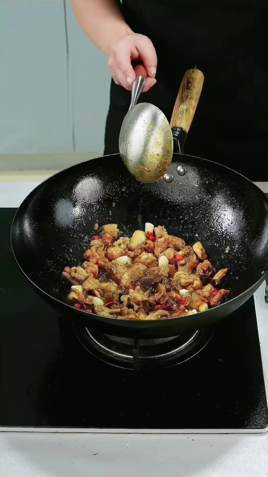 做法简单,不用绰水又不过油的农家小炒鸡,鸡肉的营养成分被完全锁住,让你还原小时候妈妈的味道