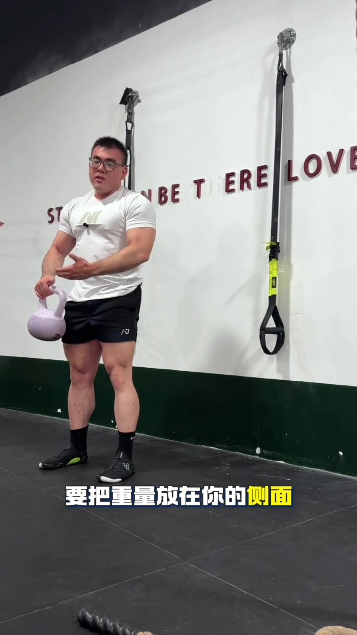 骶髂关节不适通过硬拉动作来改善？就做“聂式”罗拉，放在侧面可以帮助我们更好的提示完成屈髋打
