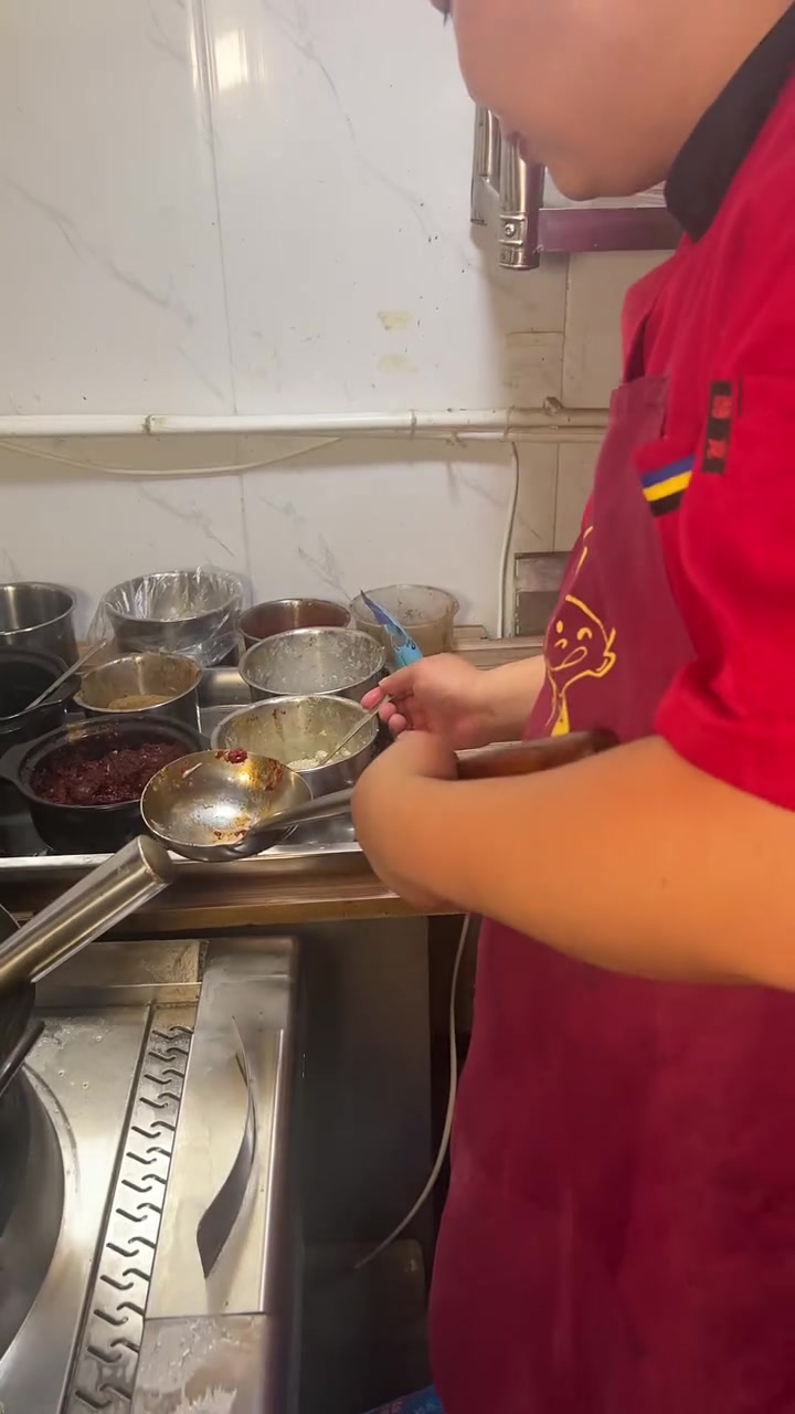 教大家怎么做鸡蛋炒拉面,我是拉面时哥,在河南漯河做拉面,已经做了15年了,如果志同道合,欢