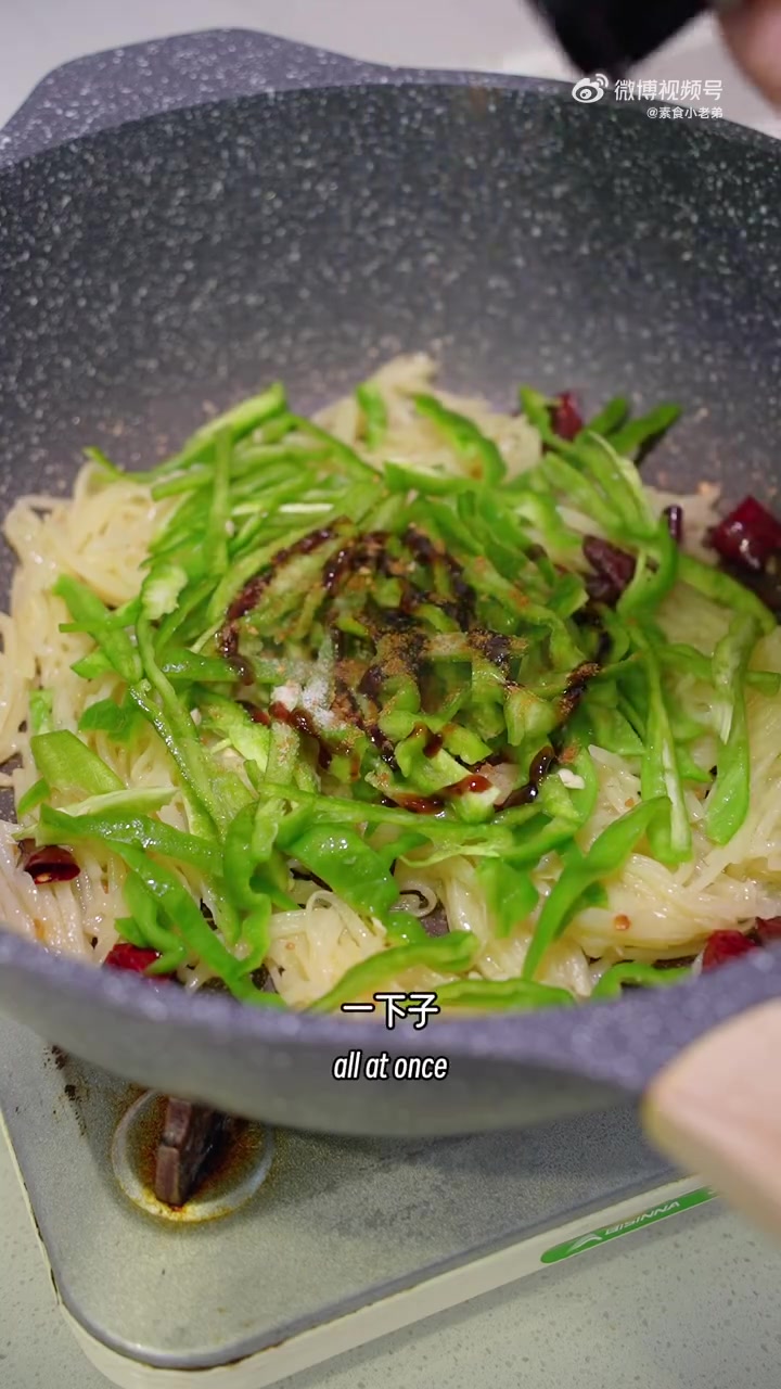 碳水爱好者狂喜「青椒土豆丝拌面」