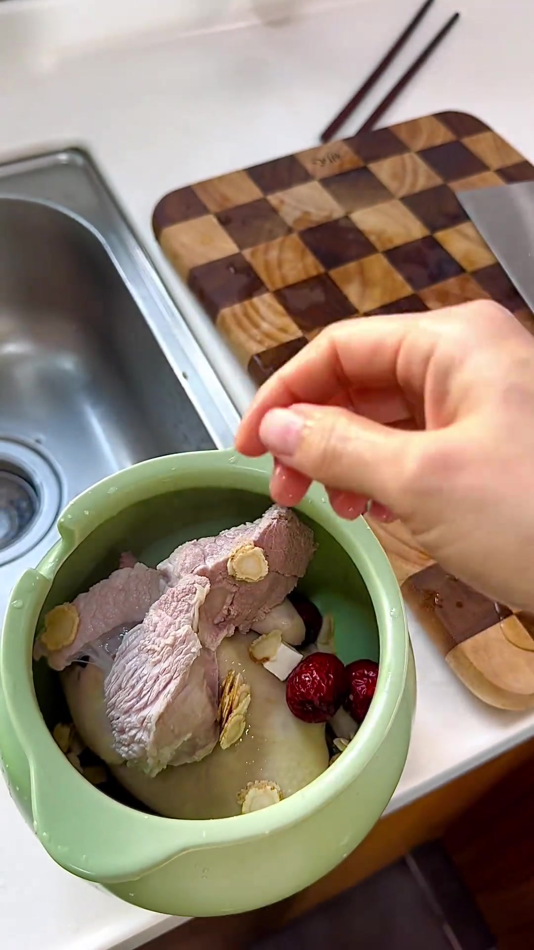 身体有点被掏空,喝点花旗参(西洋参)鸽子汤,营养丰富呀!