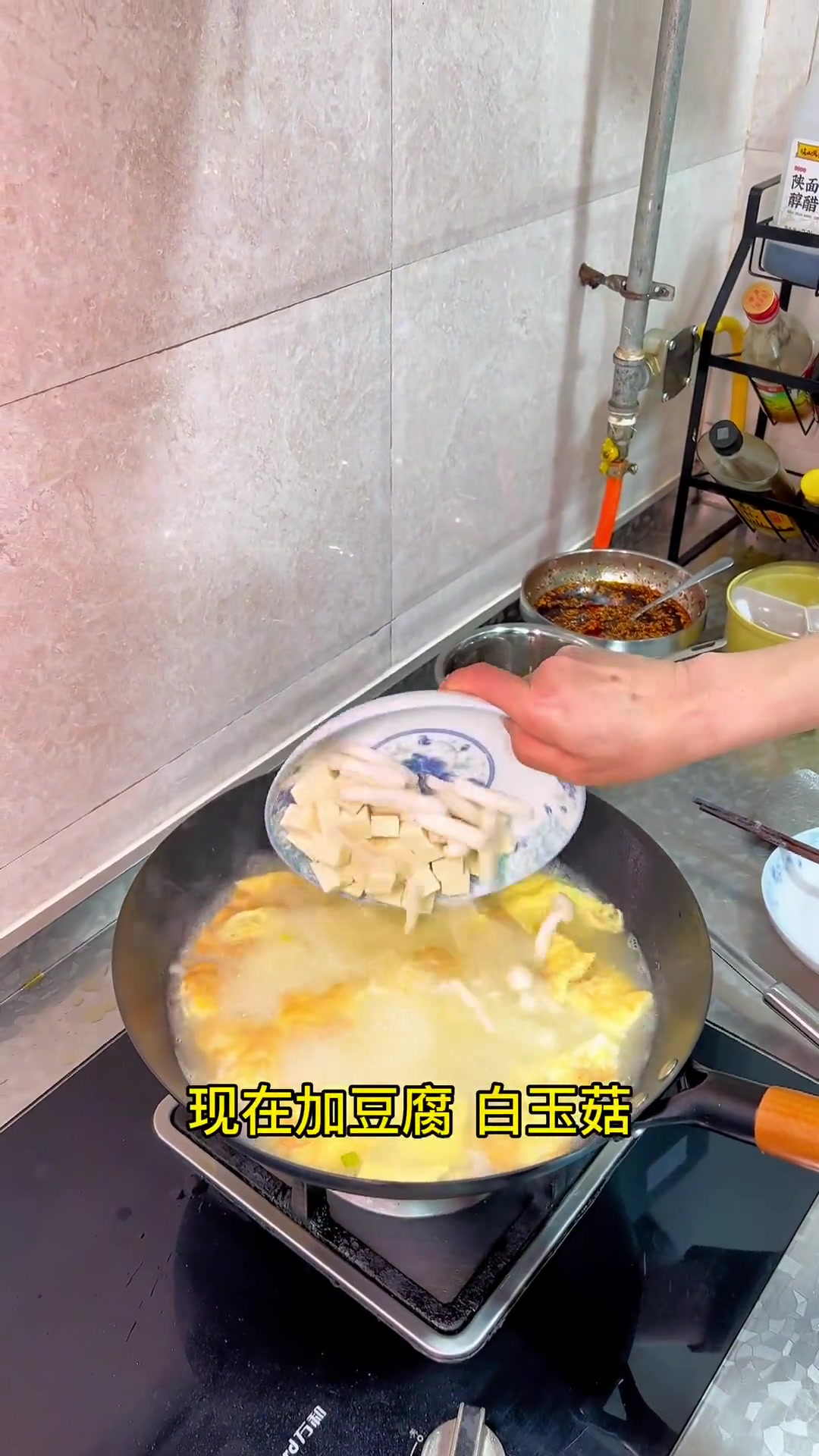 这个味道清淡营养丰富的～豆腐白玉菇虾仁裙带菜汤好吃又简单不但能当月子餐大人小孩都适合吃