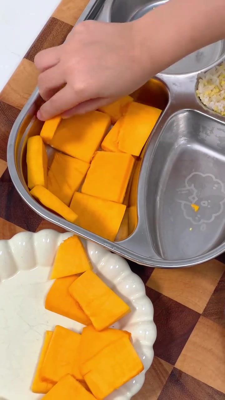 5岁幼儿园小朋友自己做晚餐,小朋友的健脾养胃一锅蒸,简单又营养!蓝莓山药这样做也太简单啦