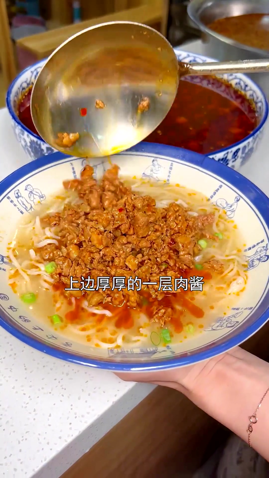 大块牛肉面或羊肉面加羊肉汤包,鸡蛋面骨汤组合味佳