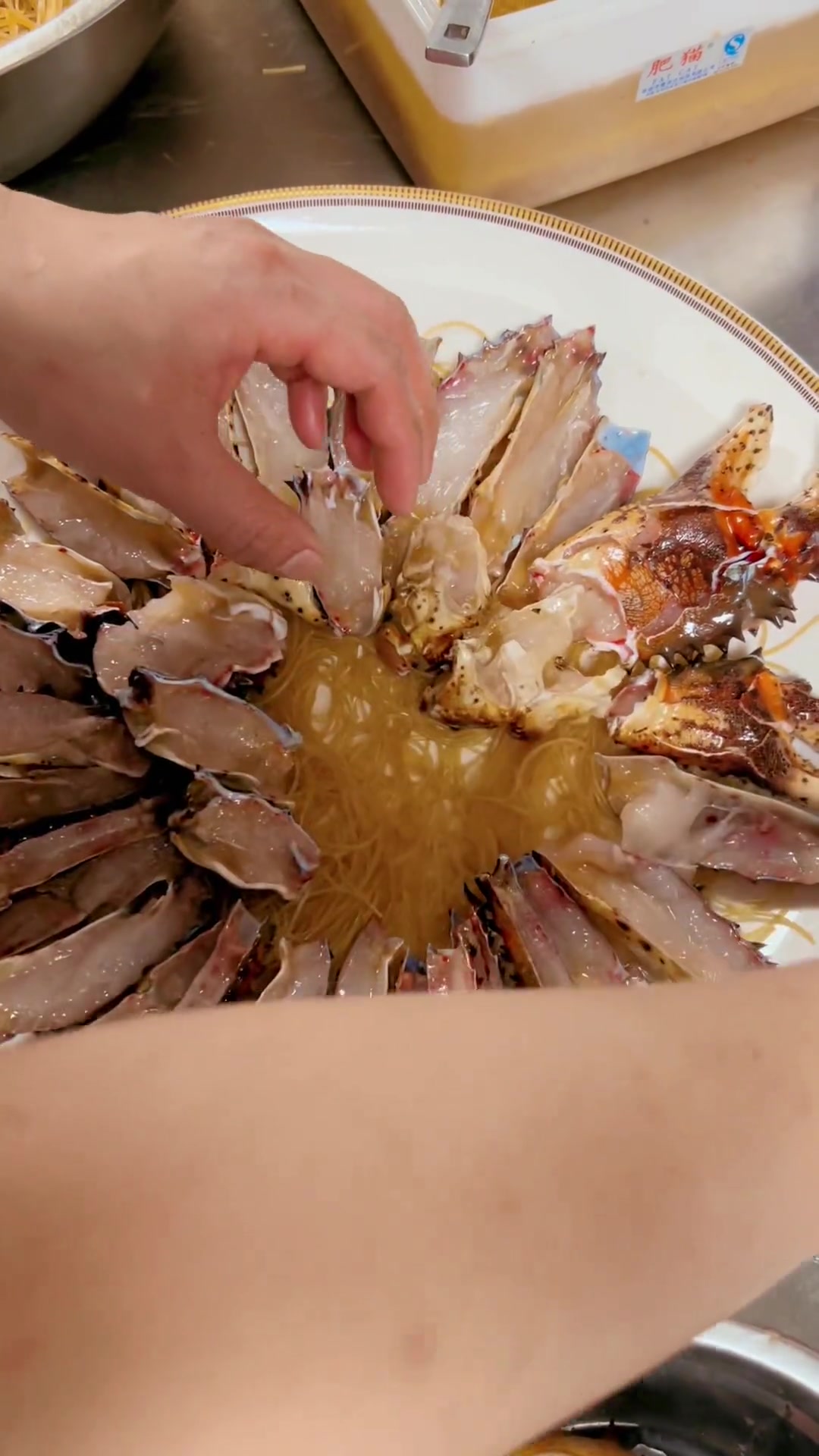 高端的食材往往只需要最朴素的烹饪方式,帝王蟹原汁原味且肉质肥美鲜嫩,简直幸福感拉满!
