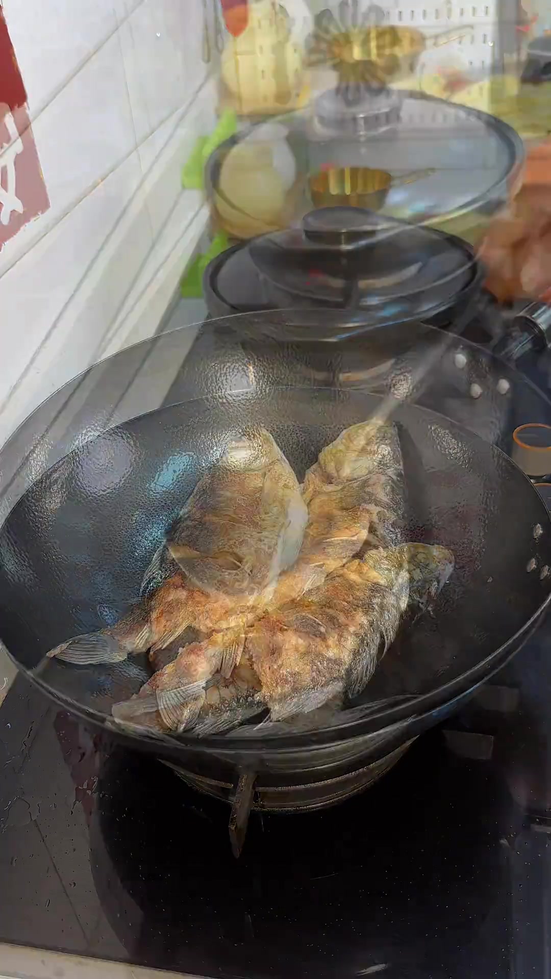 你们吃过鱼汤烩面皮吗?汤鲜味美,闺女说肚子吃撑到要爆,但嘴还想再吃