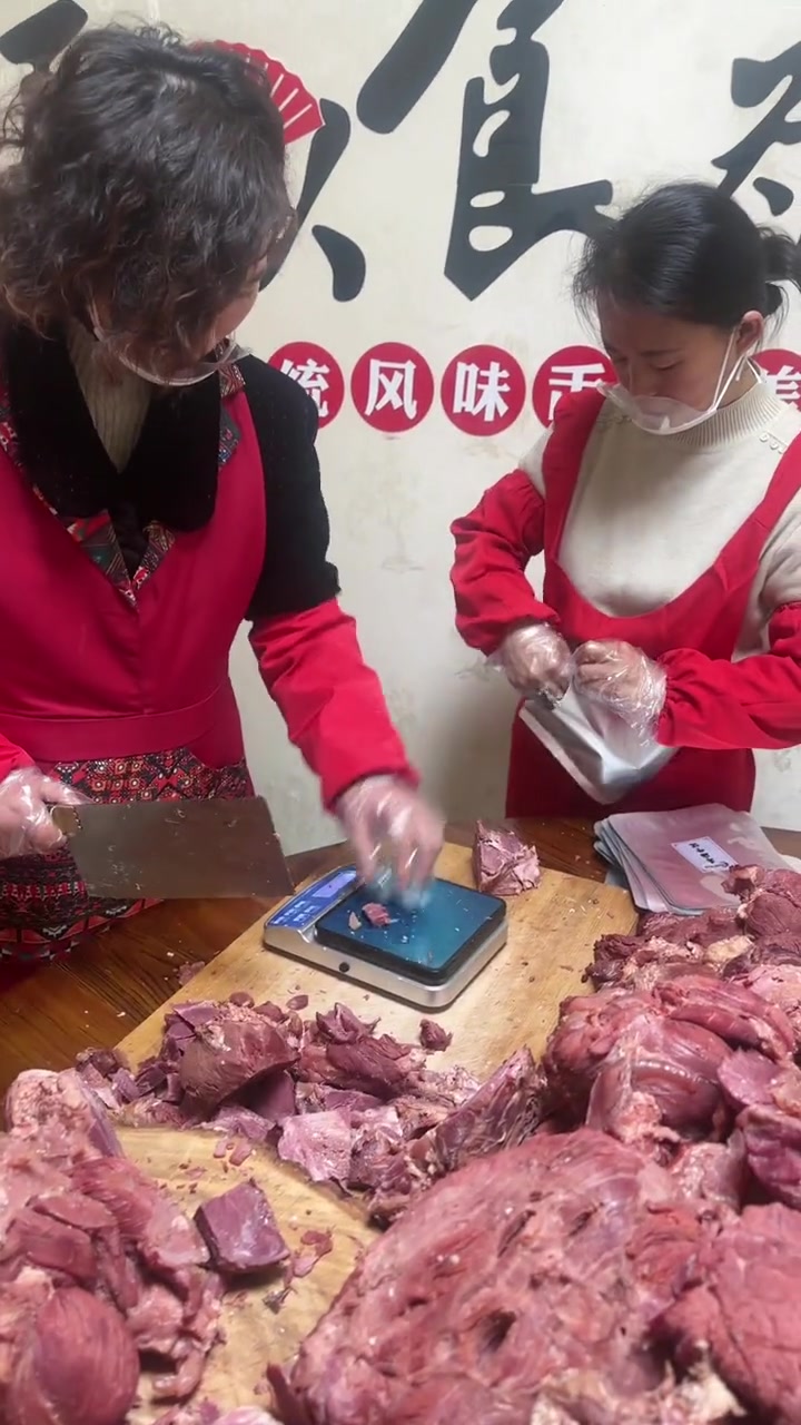 软包装牛肉开启，大块鲜牛肉