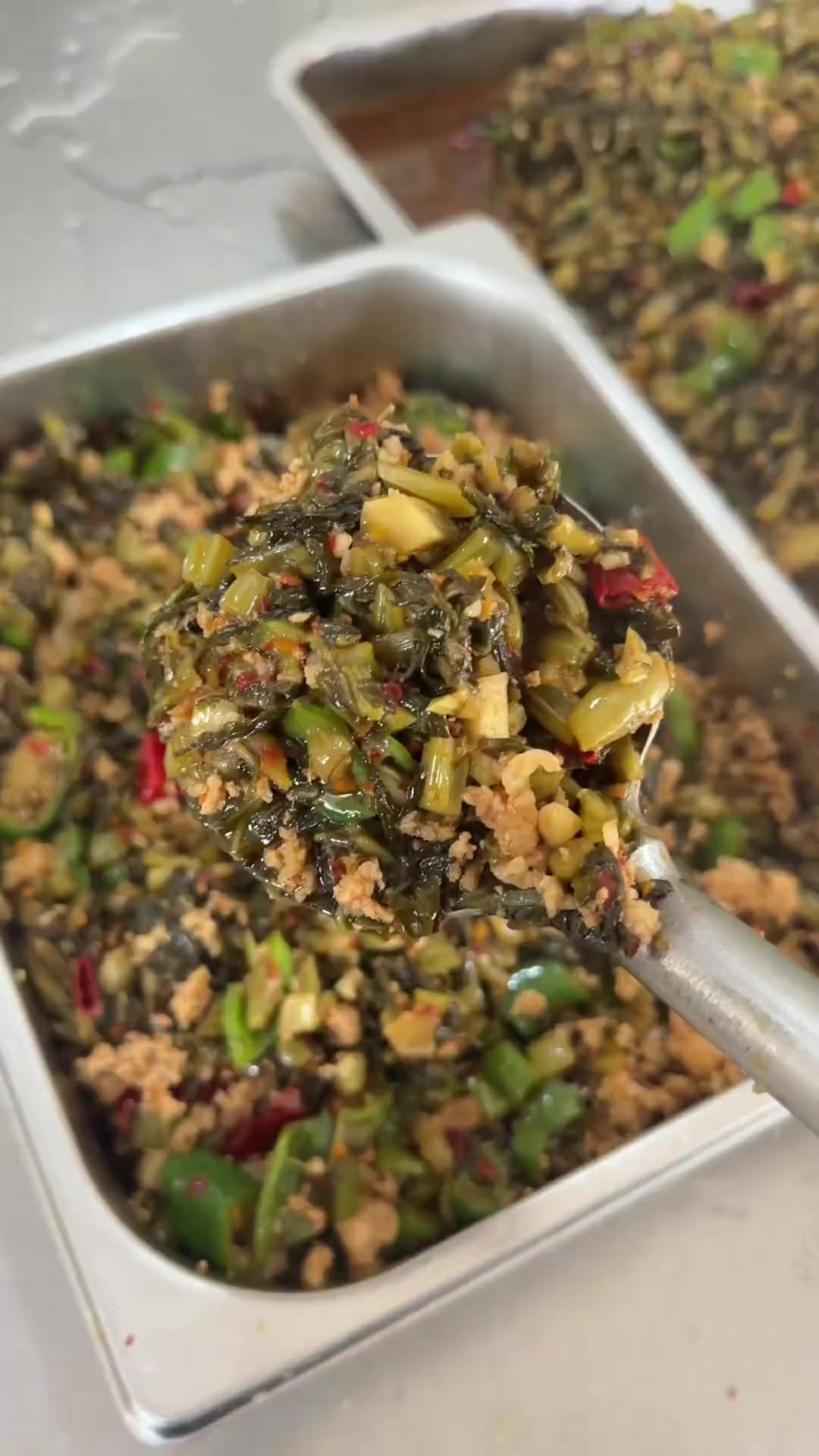 工厂食堂开饭了,今天要给大家分享一道比较下饭一点的菜,酸菜炒肉末,做法简单,很下饭哦