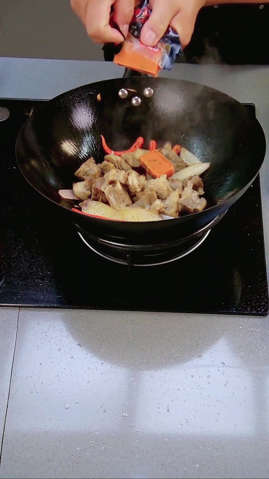 家庭版土豆焖羊肉,羊肉鲜香不膻,土豆软糯入味。一道非常好吃又营养的大菜,快快试试吧