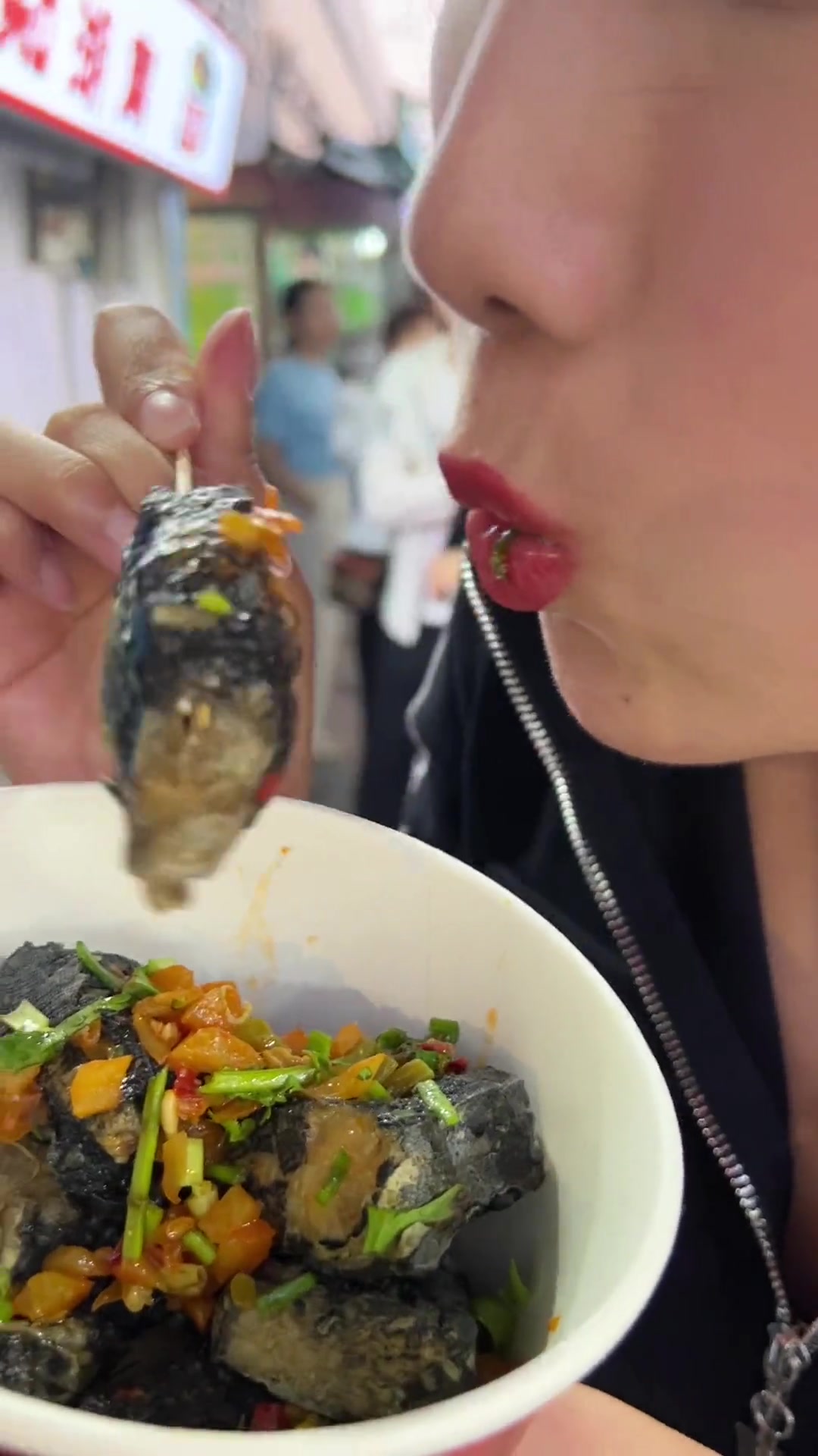 一口爆汁的长沙黑色经典臭豆腐