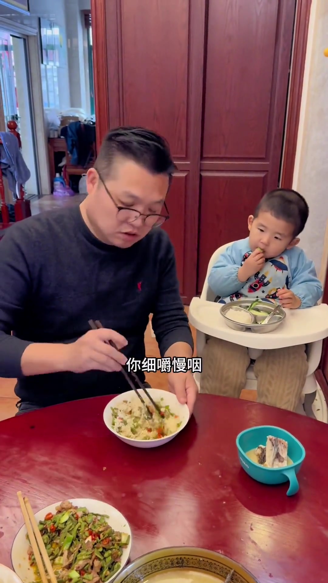 这个贡菜炒肉，我妈经常做，炒法简单，又下饭，嘎嘣嘎嘣脆，简直太好吃了
