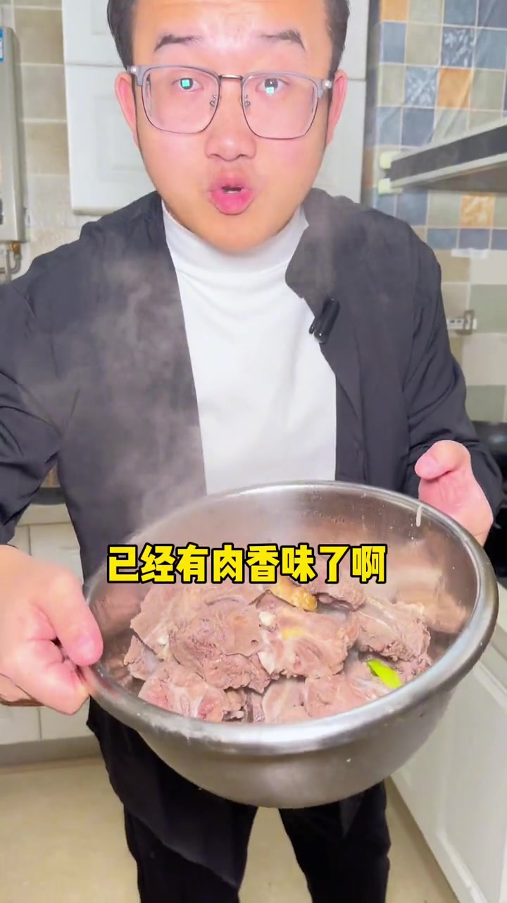 买了9斤的脊骨肉,加上火锅底料卤汁,做法简单、又辣又香,过瘾!