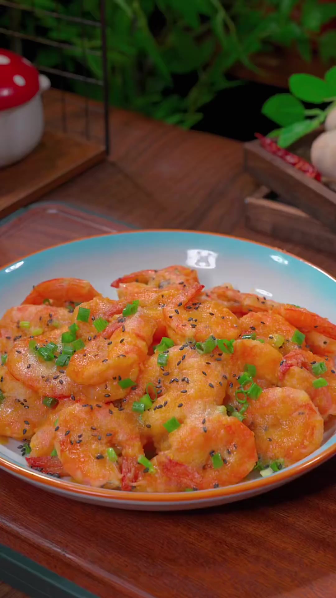 以后家里买了大虾,您就试试咸蛋黄焗大虾的做法,咸香酥脆,好吃到舔手指