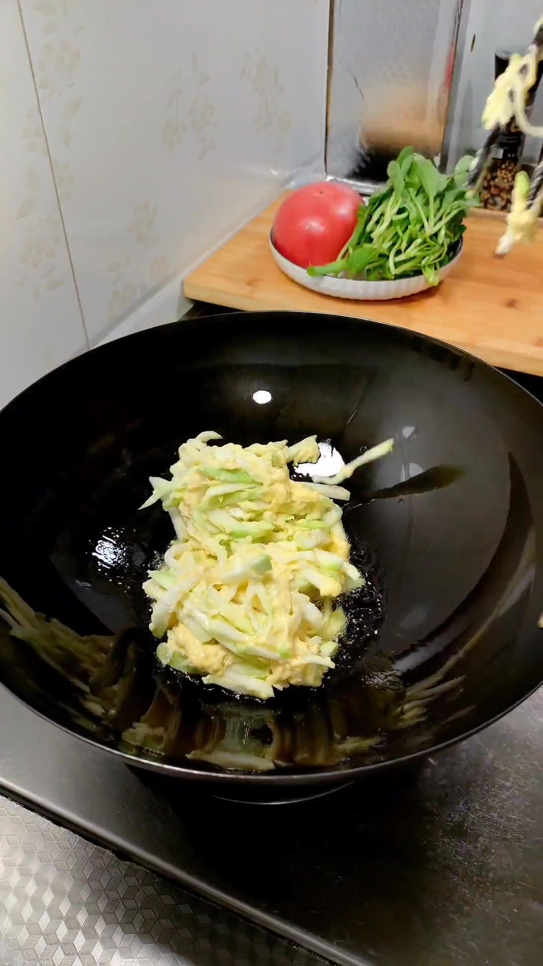 家常便饭最养人，夏天是吃瓠子的时候，瓠子汤。网友，你们一般瓠子都是怎么吃？