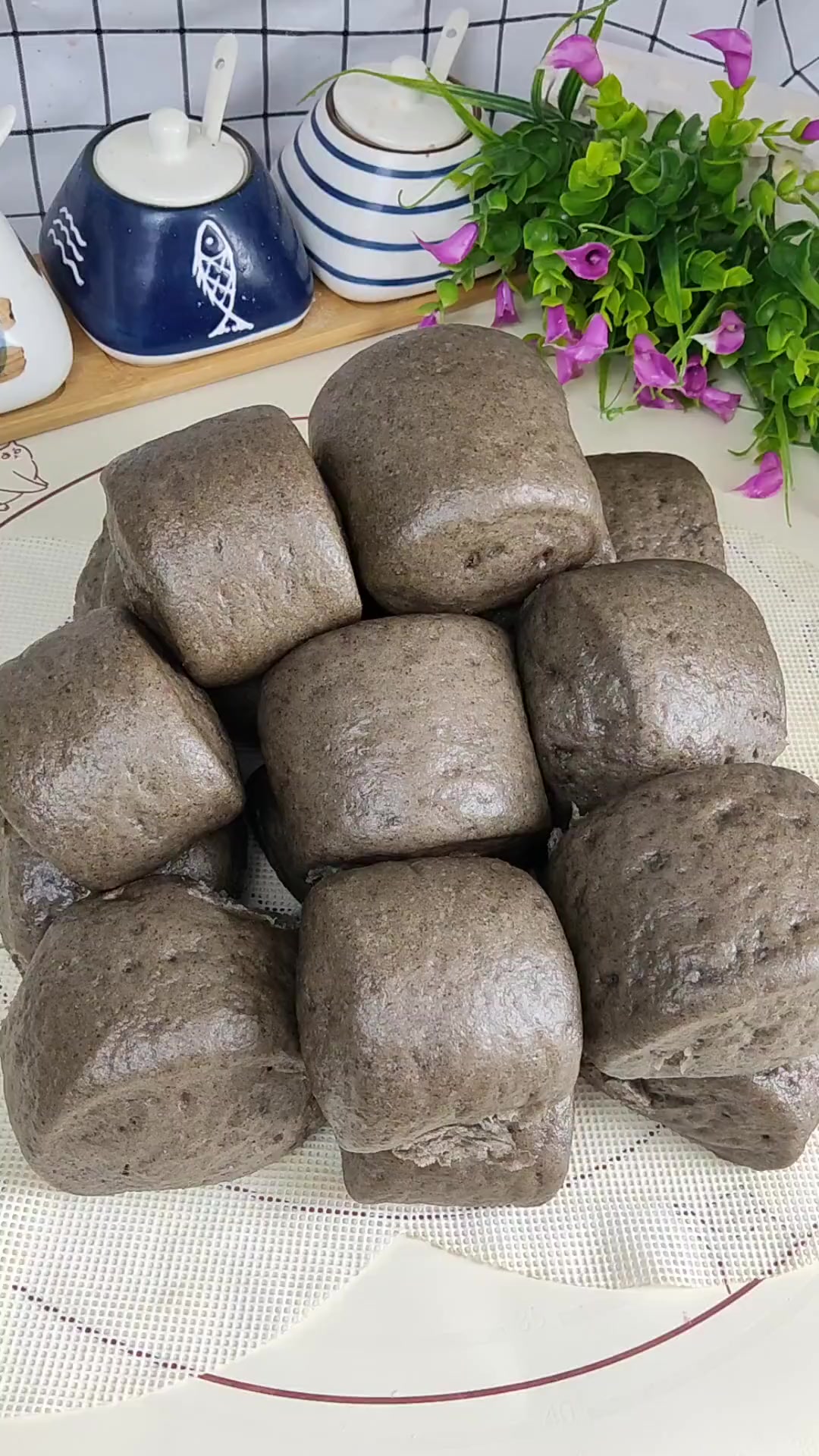 自己在家做无添加的黑芝麻红枣馒头,营养又健康,家里有小孩的赶紧做起来