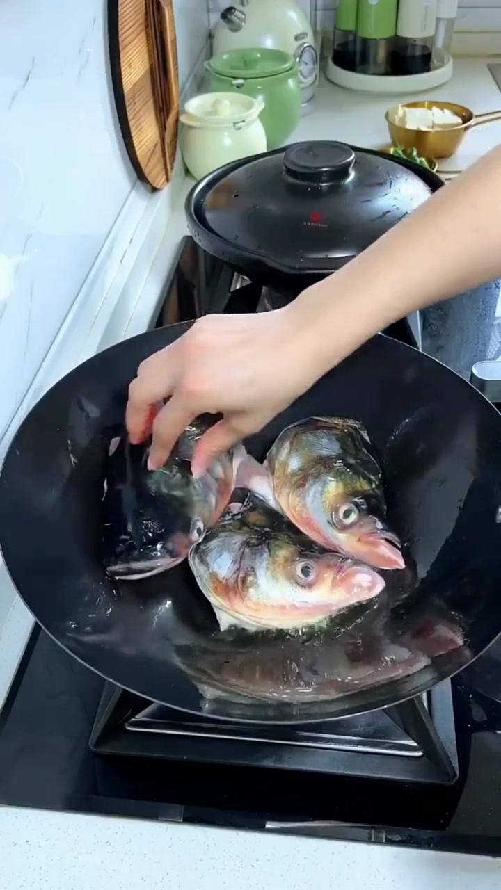 二十年经验揭秘饭店炖鱼头好吃的秘诀!