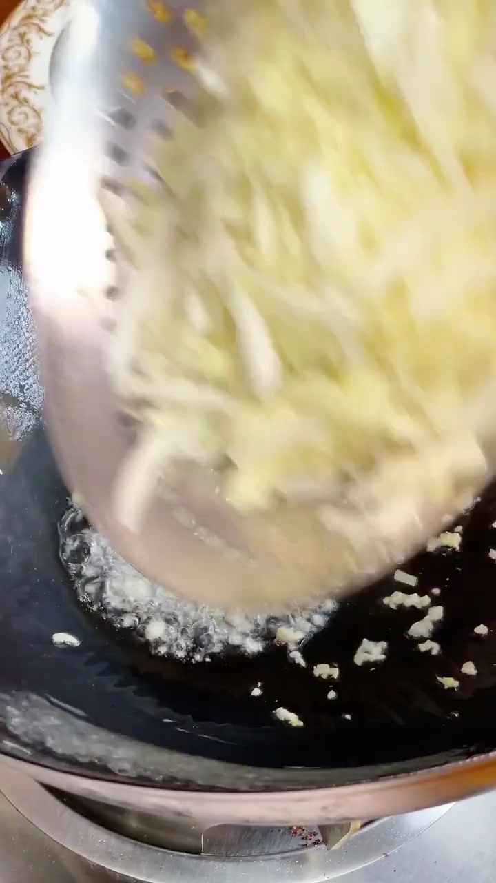 鸡蛋炖白菜做法简单,汤鲜味美,你吃过吗?