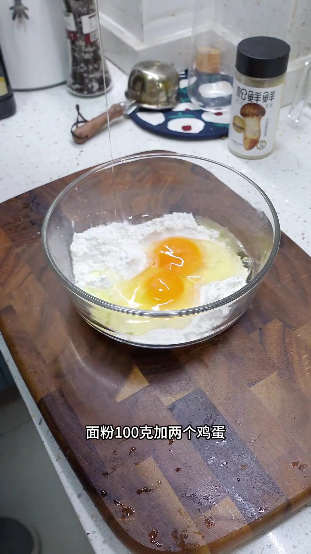简单好做的奶香鸡蛋饼搭配香醇的豆浆，小朋友美好得一天从早餐开始！