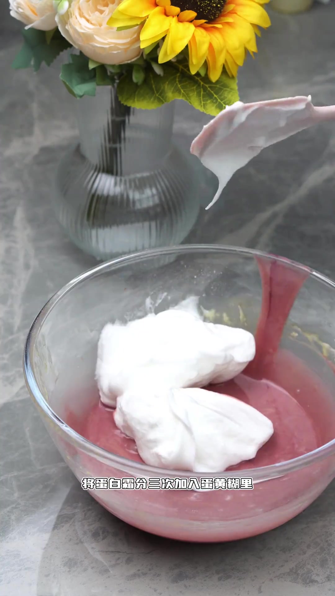 超级漂亮的香芋紫色蛋糕卷，满满的奶油搭配酸甜可口的蓝莓，一整个爱住了呀！