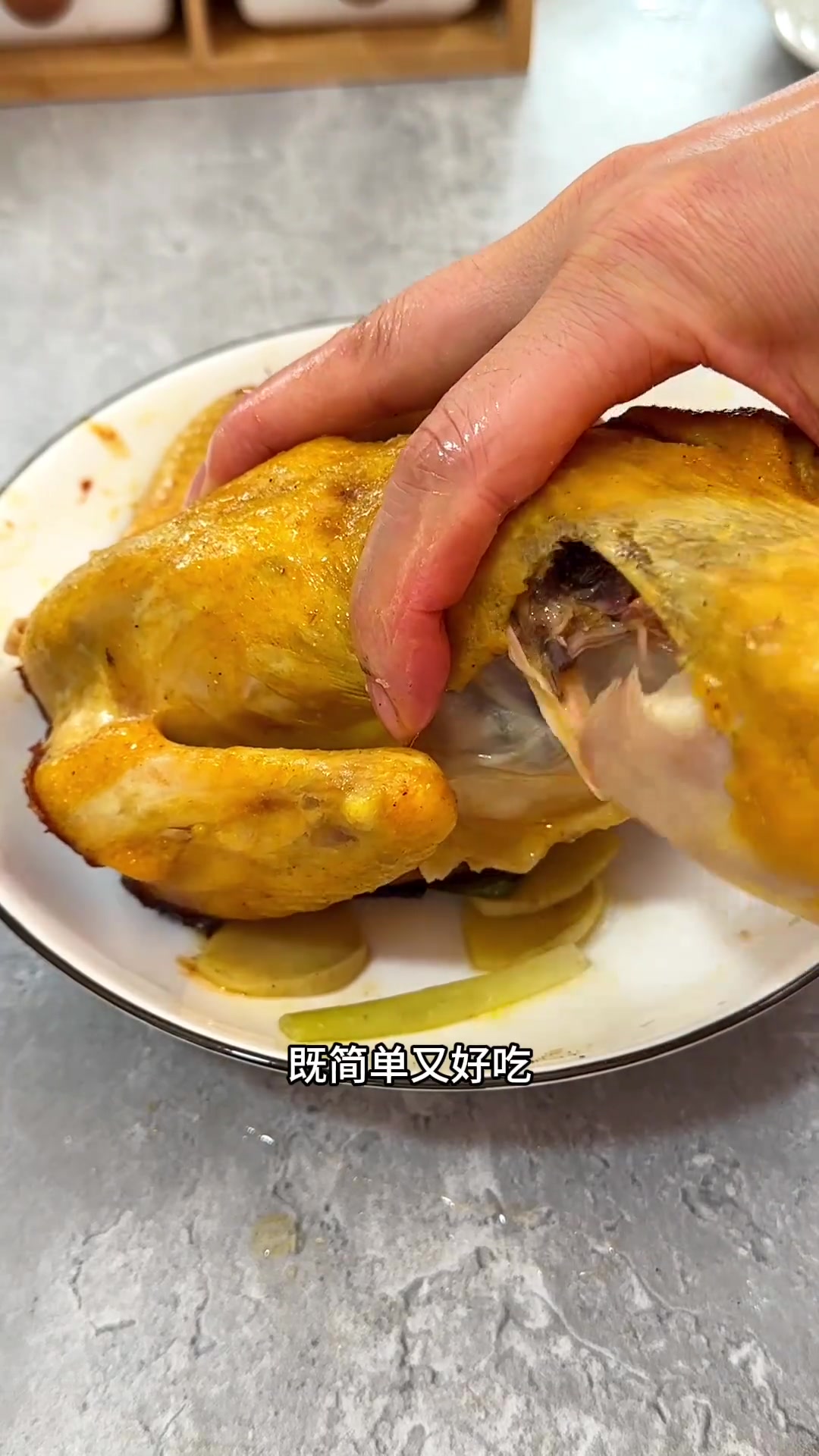 买来百条鸡不会做?用电饭锅这样做盐焗鸡就行!