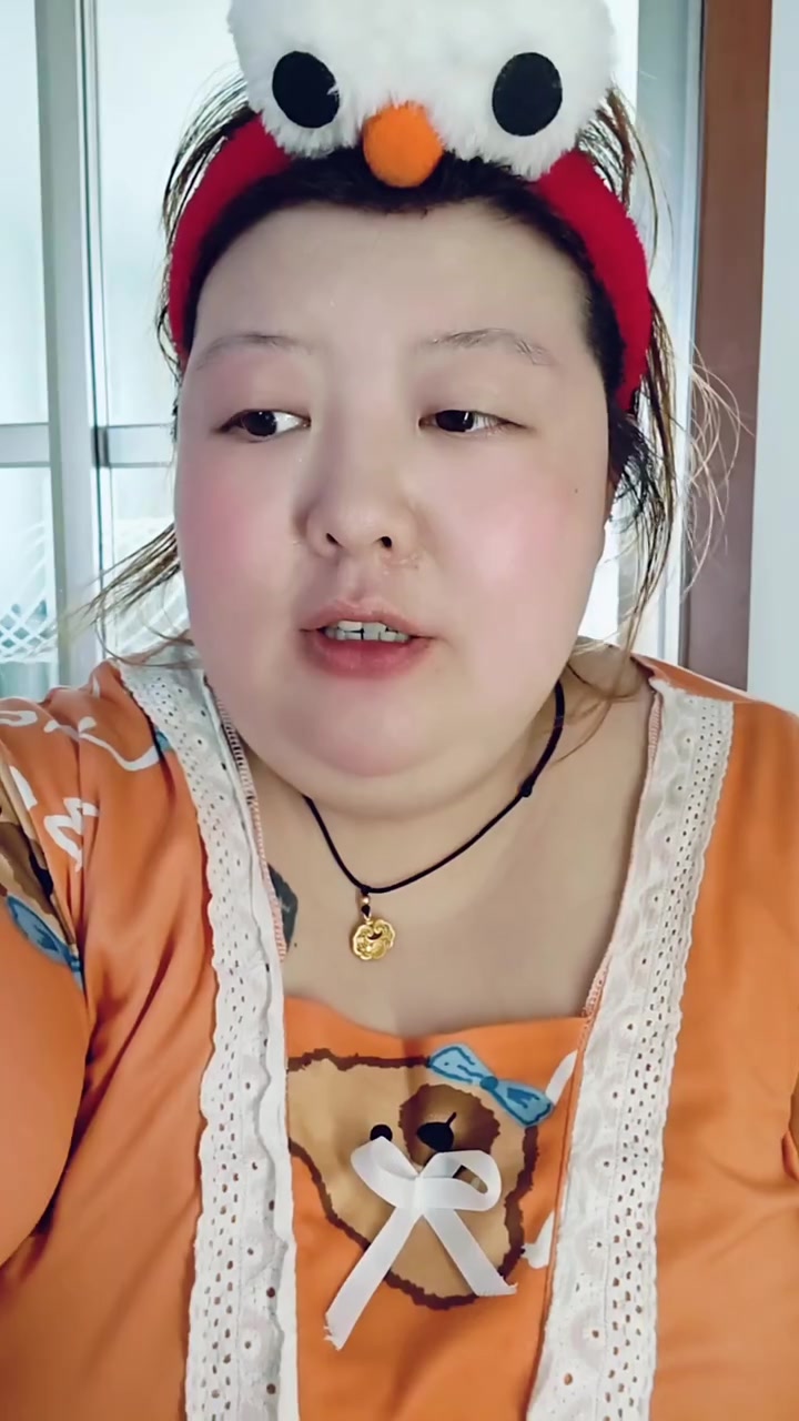 小姨和大姨在我们不在老家的时候对姥姥真的也是格外照顾。小姨更是在我小时候带过我，实际也就比