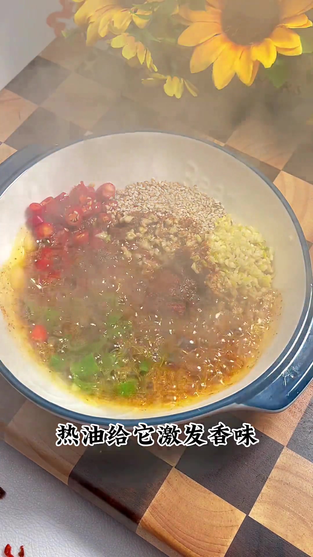 天热不想做饭的时候一定要来一碗这个凉拌牛筋面,麻辣鲜香,爽口又解腻可好吃了