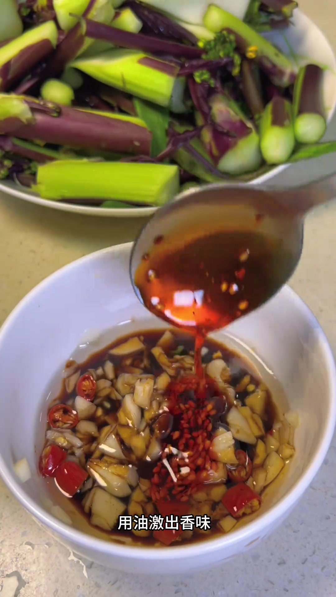 这个季节的红菜苔，凉拌的吃原汁原味清脆爽口特别好吃