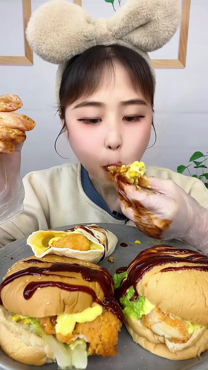 这个鸡肉卷和汉堡包里面的鸡块还挺大的,味道还不错,也比较方便,加热就能吃,我自己加了生菜和