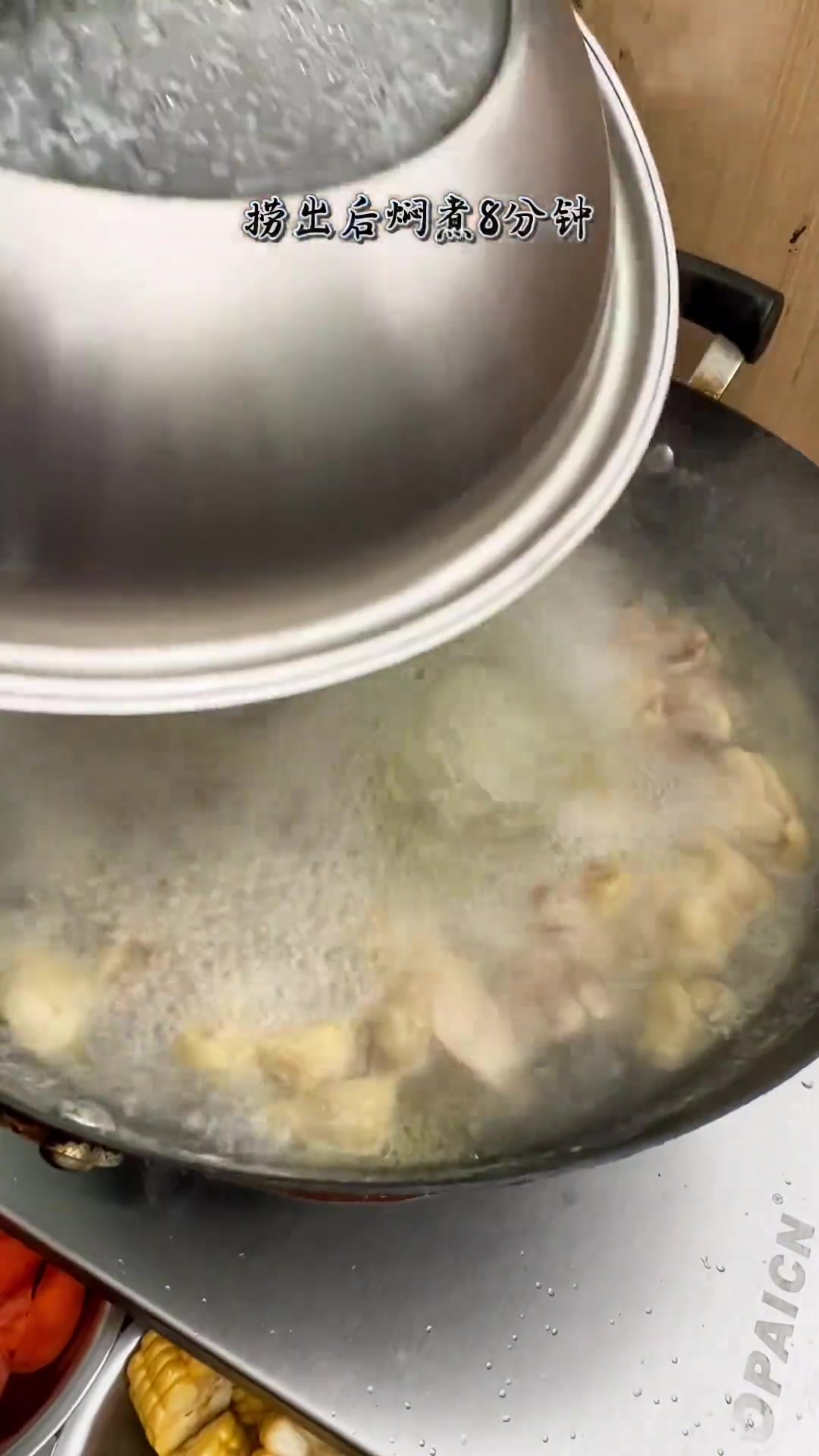 《玉米纯鸡汤》「1」主料:鸡肉、米玉、胡萝卜、枸杞、生姜、葱。「2」调料:盐