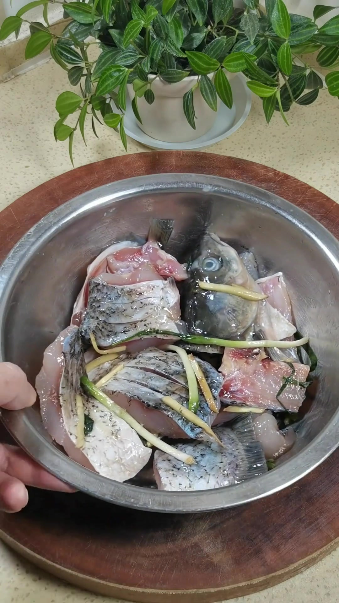 这样烧的爆腌鱼，传统的湖南家常口味，出锅汤汁浓郁香辣开胃，下酒又下饭