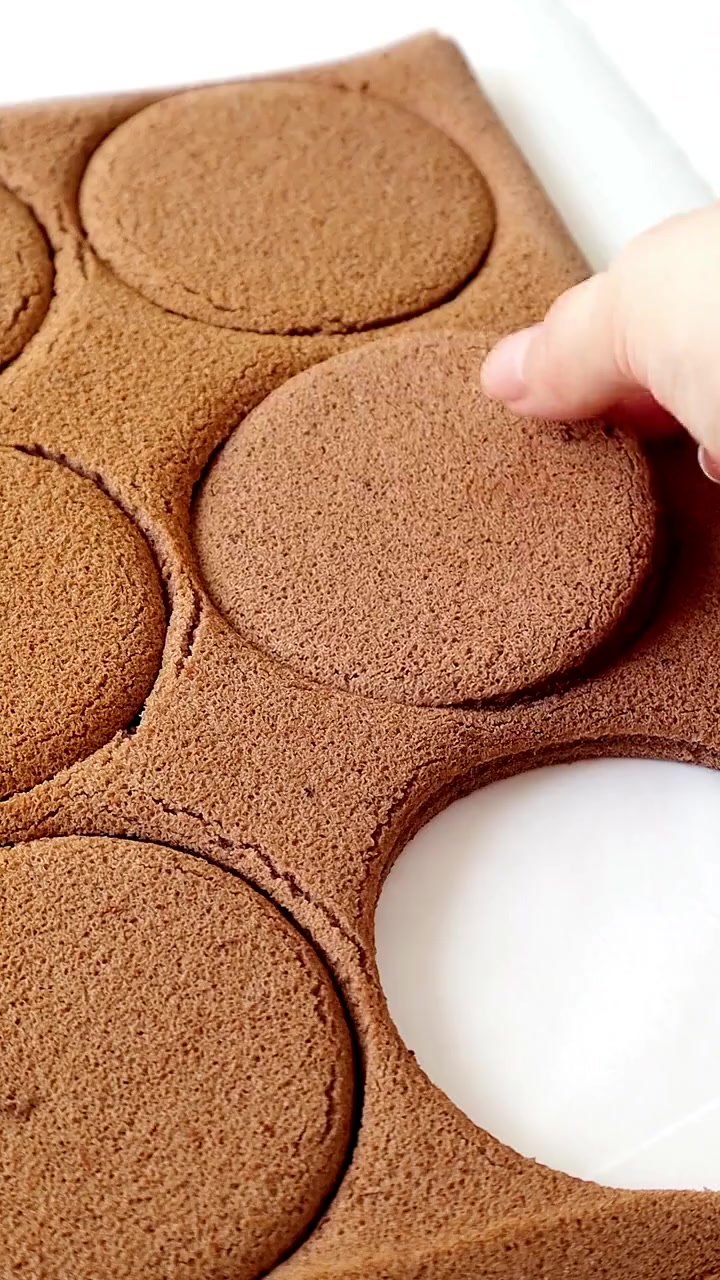 巨好吃的巧克力脆皮梦龙夹心蛋糕,做法简单又高颜值!