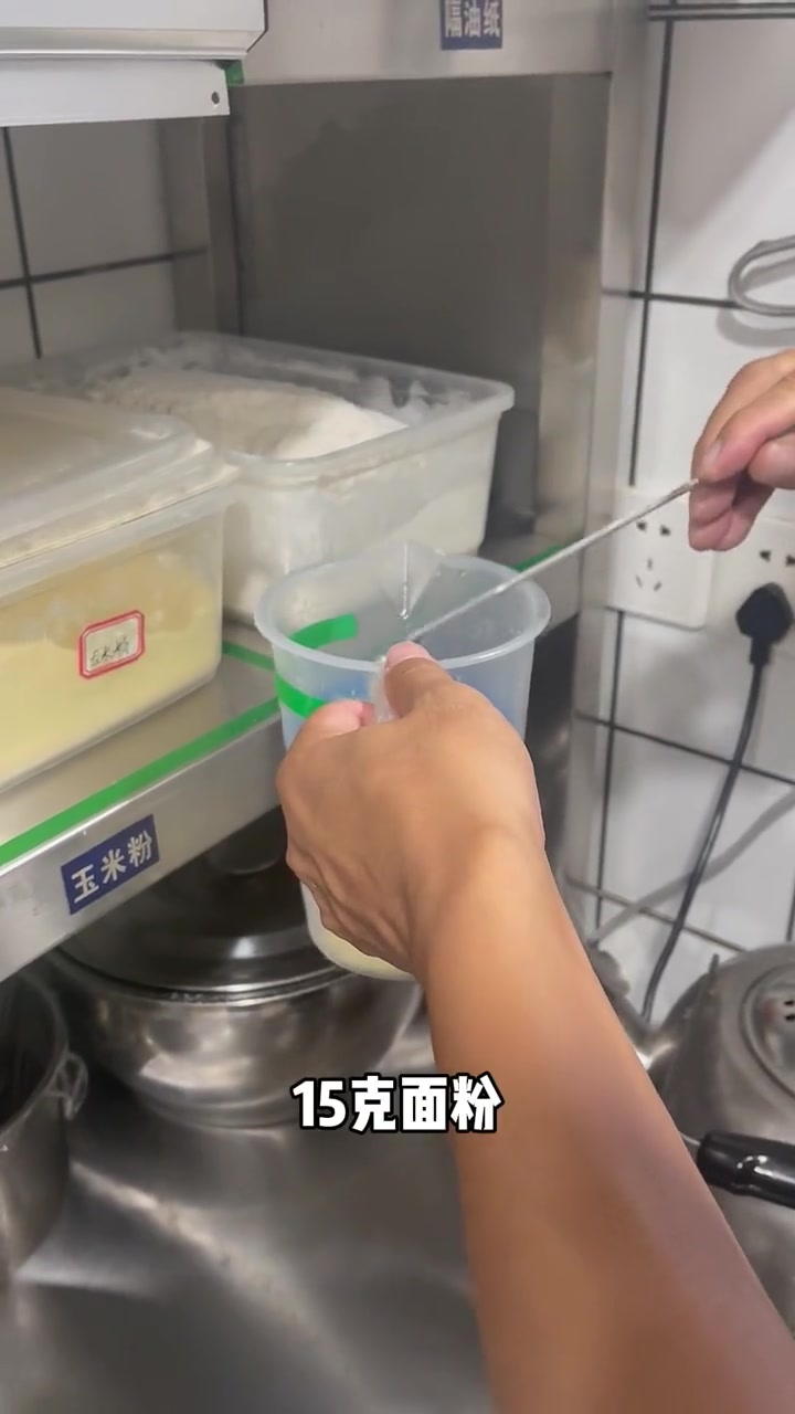 我们家卖的最好的就是这个锅贴了,我强烈建议大家来尝一尝
