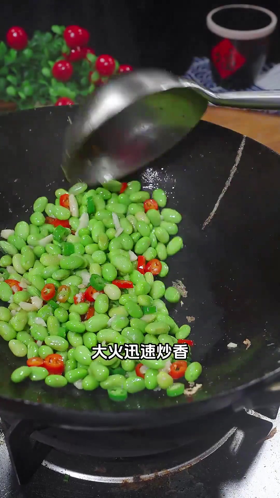 青豆不知咋做？跟外婆菜一起炒，简单超下饭！