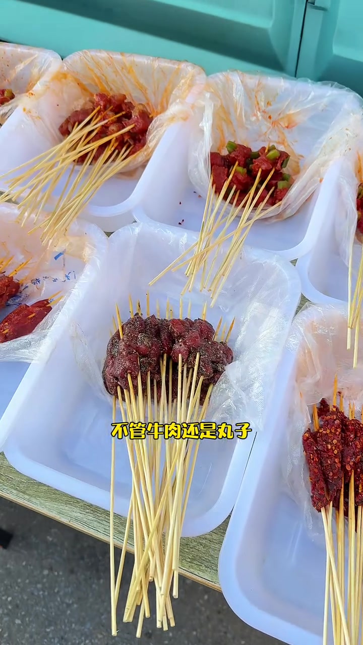 就喜欢吃这串串香,啥啥都一块,咱多来点牛肉的