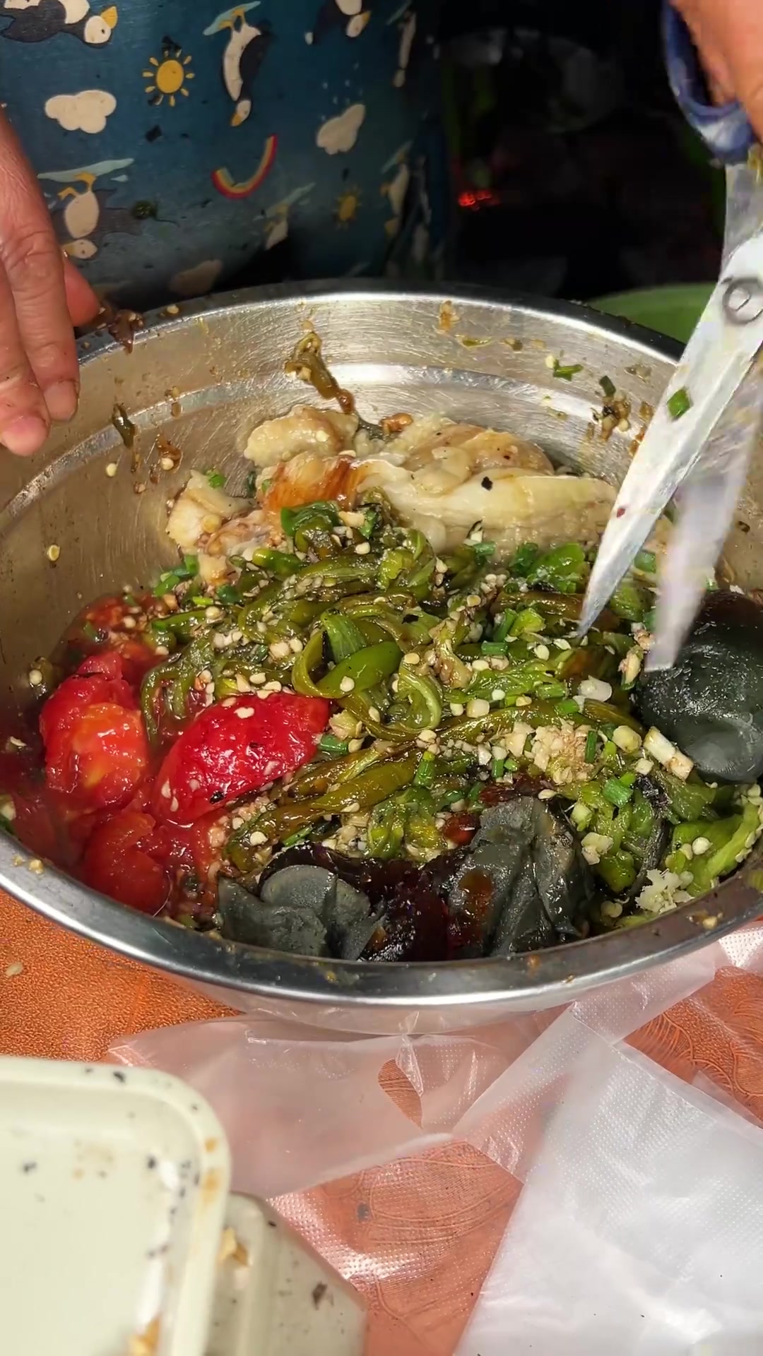 夏日消暑必备,贵州人最爱的凉拌菜,烧青椒拌皮蛋